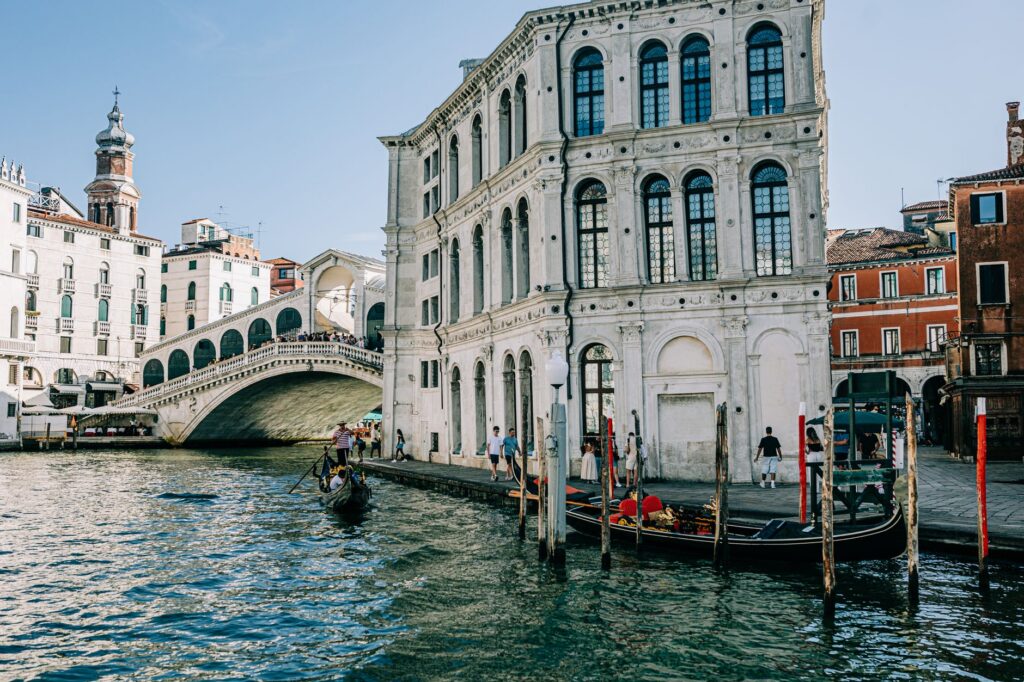 Rialto Bridge over the Grand Canal with gondolas, the first stop in how many days in Venice planning