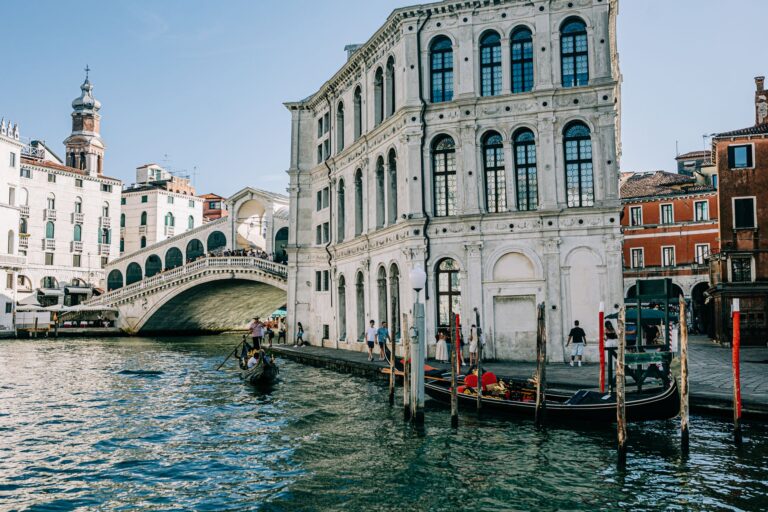 Rialto Bridge over the Grand Canal with gondolas, the first stop in how many days in Venice planning