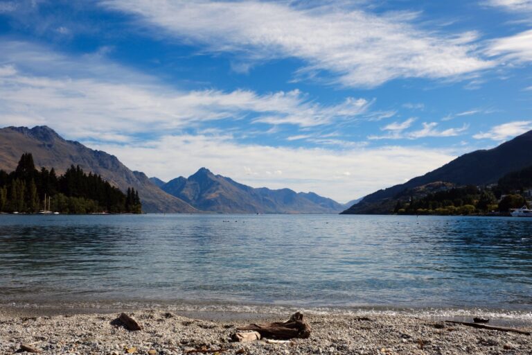 Lake Wakatipu and the mountains seen from the Queenstown lakefront